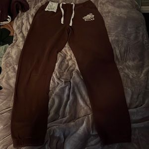 Woman’s roots sweatpants ,super comfortable, barely worn, in great condition!!